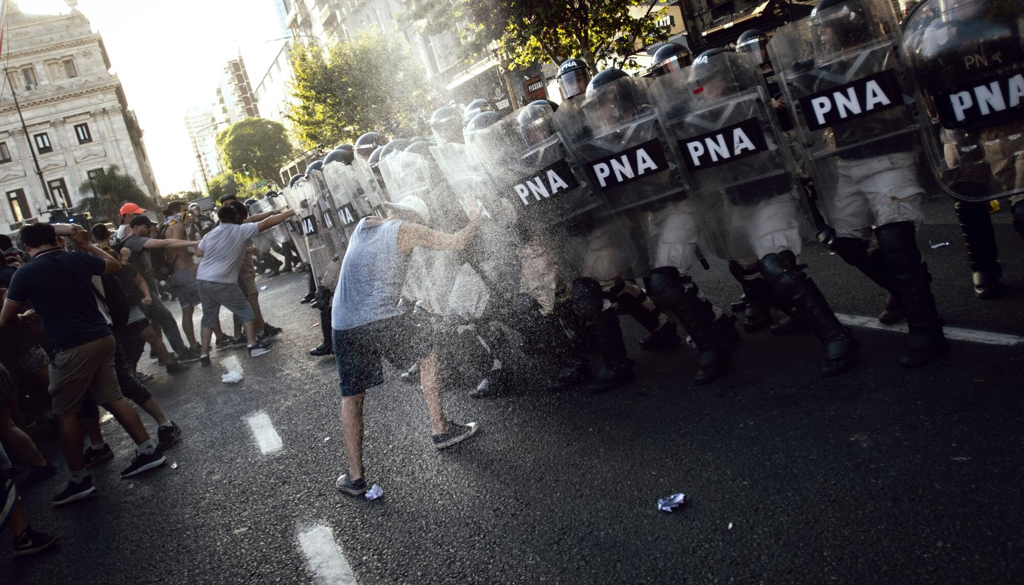 Protesta contra la ley Ómnibus de Javier Miley en Argentina en febrero de 2024 - 1